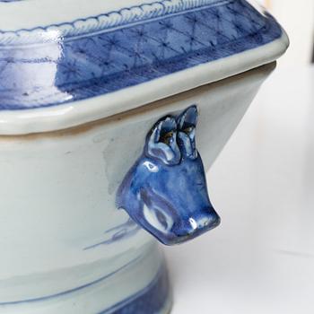 Terrin med lock och fat, kompaniporslin, Qingdynastin, 1800-tal.
