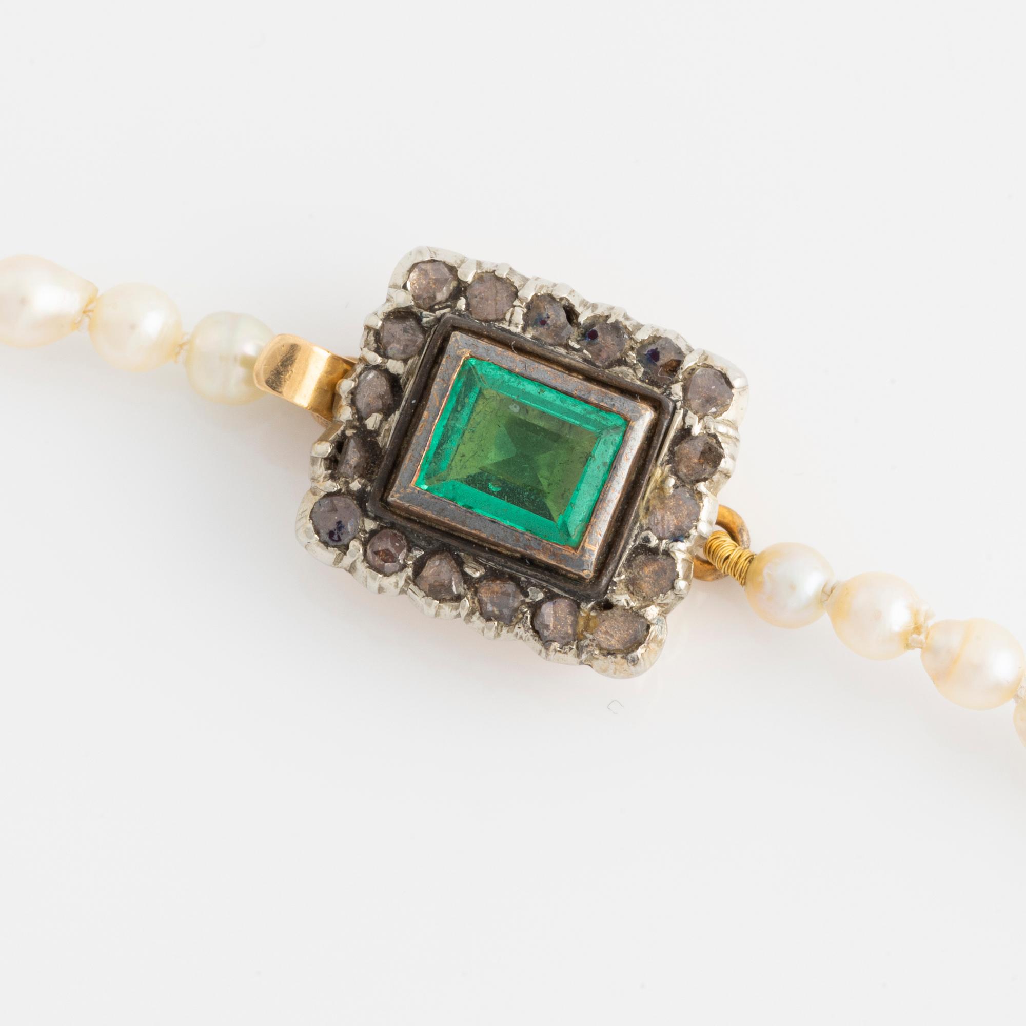 Pearl necklace, with graduated cultured pearls, clasp with emerald and rose-cut diamonds.