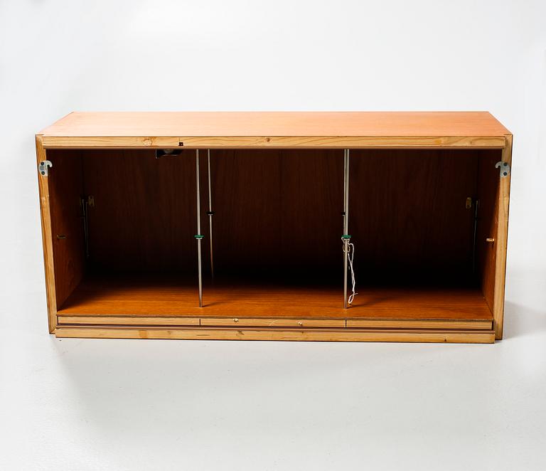 A 1950s shelving system,"Veggen de Luxe" by Torbjørn Afdal & Rolf Hesland for i.a. Ringerike Møbel- og Trevarefabrikk.