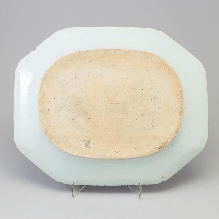 A blue and white serving dish, Qing dynasty, Qianlong (1736-95).
