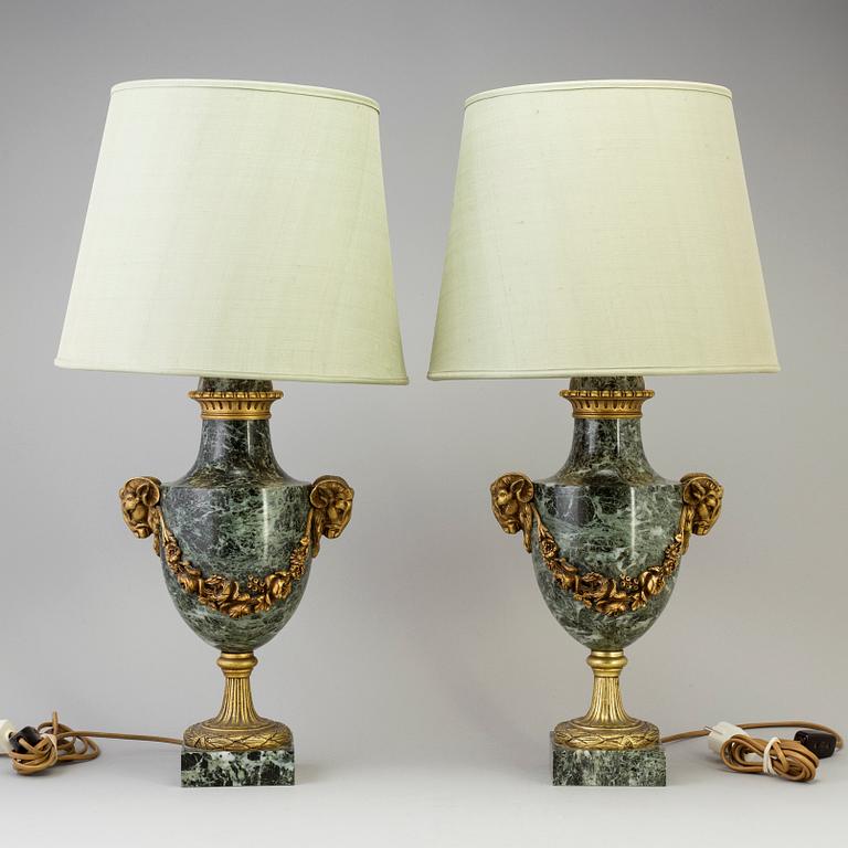 BORDSLAMPOR, ett par, Louis XVI-stil, 1900-talets andra hälft.