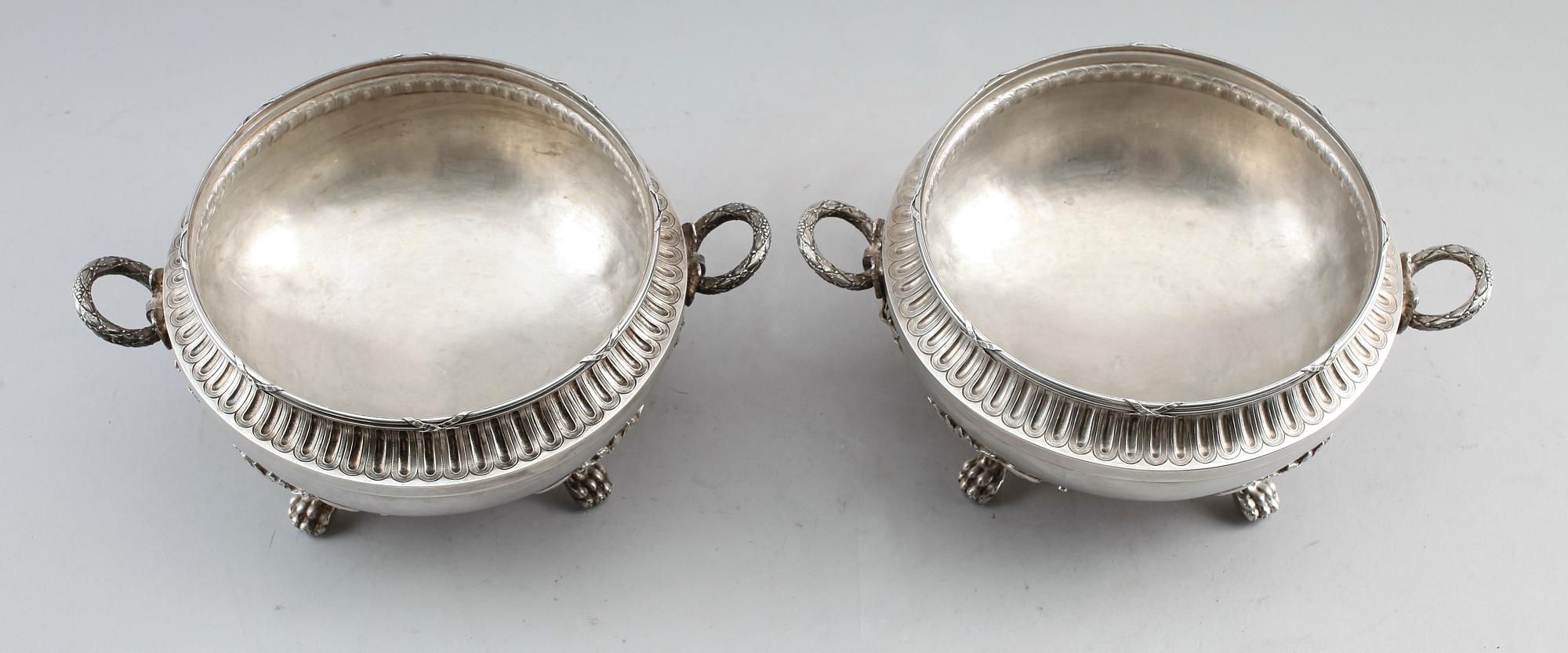TERRINER, 1 par, silver, gustaviansk stil, stämplar Fallon, Belgien, omkring år 1900. Vikt ca 2340 g.