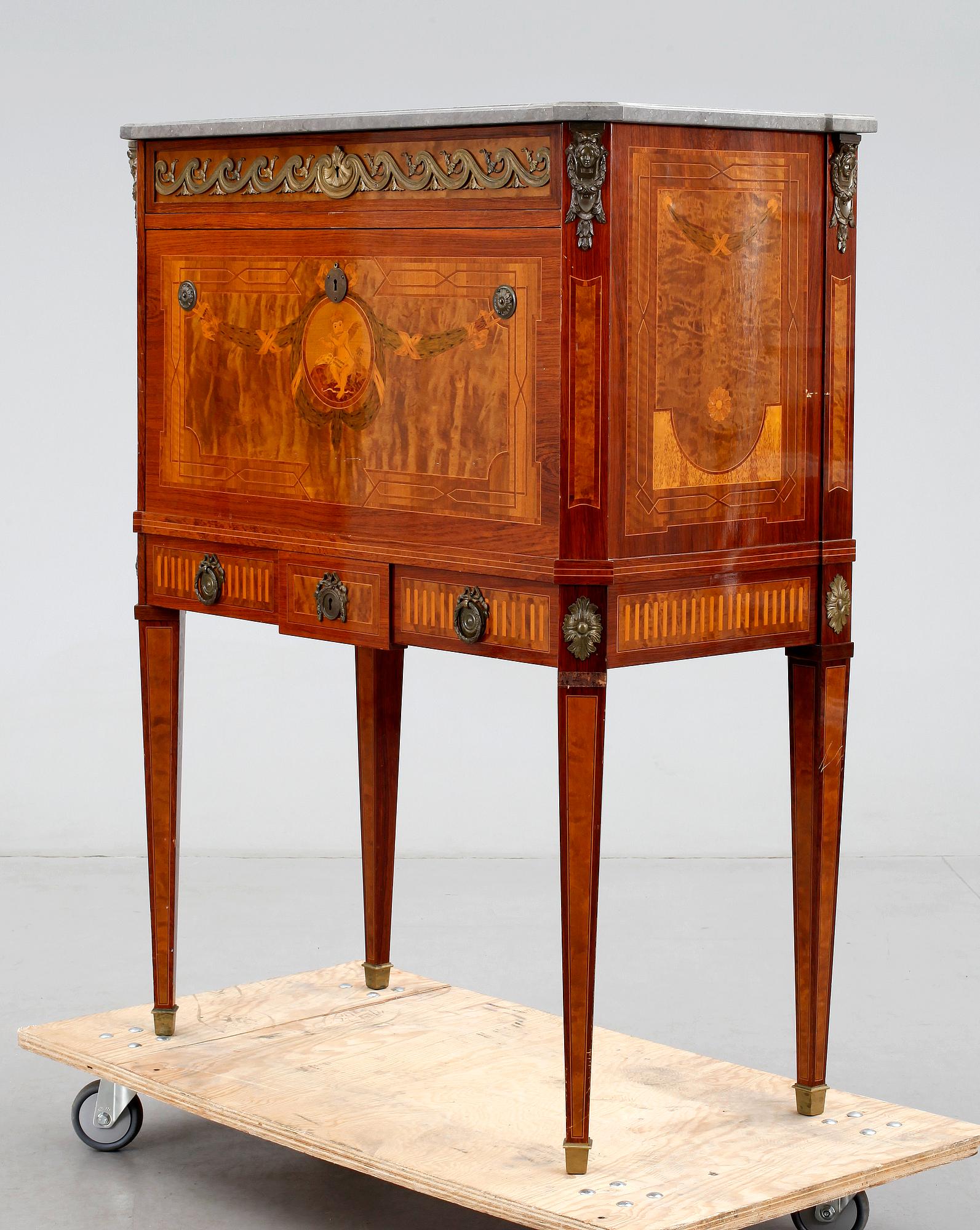 SEKRETÄR. Gustaviansk stil, 1900-talets mitt.