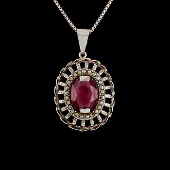 HÄNGE, silver med fasettslipad lila pastesten och markasiter, Lindesberg, 1951. Vikt 7 g.