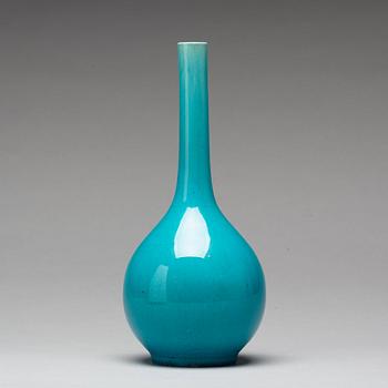 A turquoise glazed vase, Qing dynasty (1644-1912).