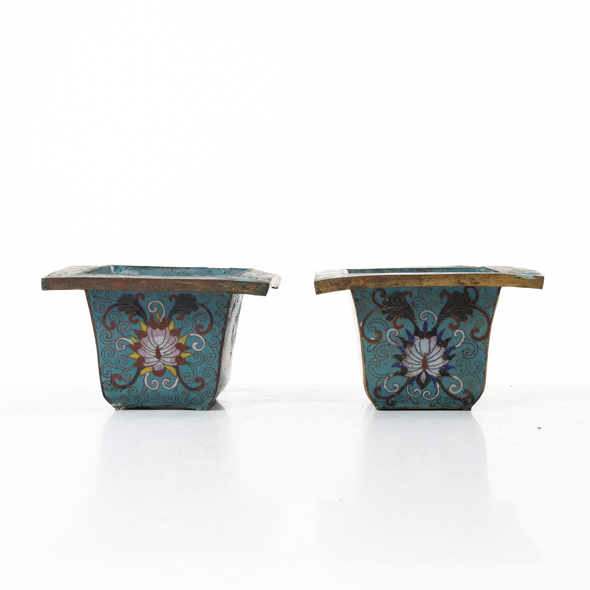 Ytterfoder, cloisonné på förgylld koppar, ett par, sen Qingdynasti / omkring 1900.