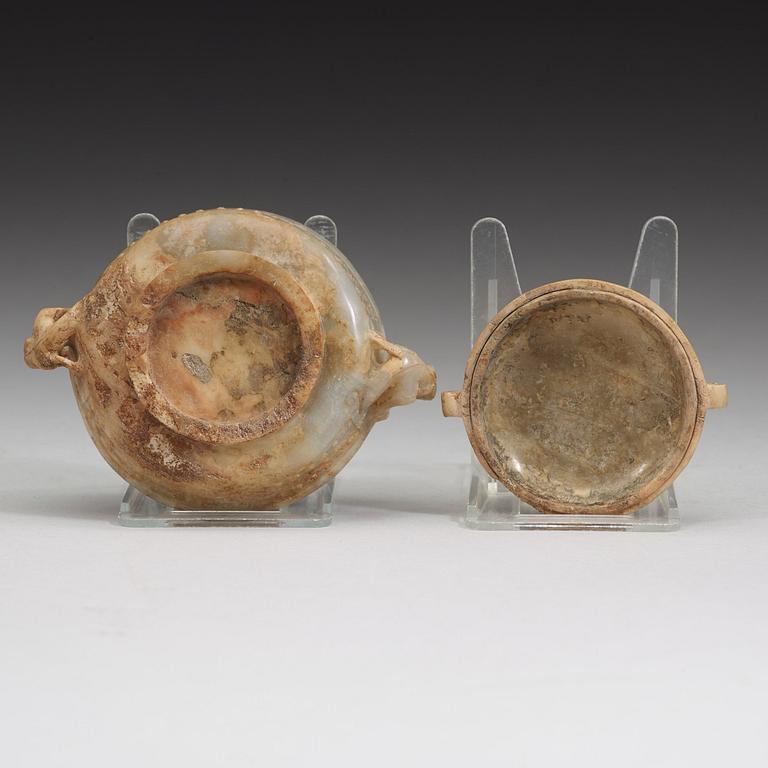 A Chinese nephrite jar with cover.
