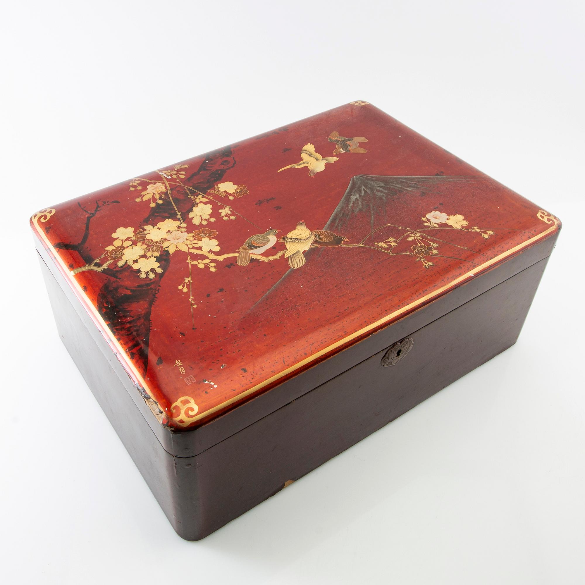Box Japan circa 1900 lacquer work signed.