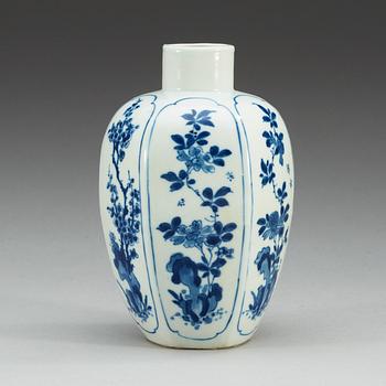 A blue and white vase, Qing dynasty, Kangxi (1662-1722).