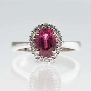 364. RING, 14K vitguld, rosa safir 1.70 ct. Briljanslipade diamanter 0.30 ct. Vikt 5,4 g.