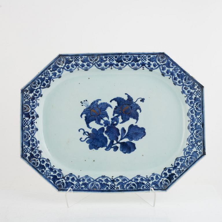 A Chinese export porcelain blue and white tureen with cover and stand, Qing dynasty, Qianlong (1736-95).