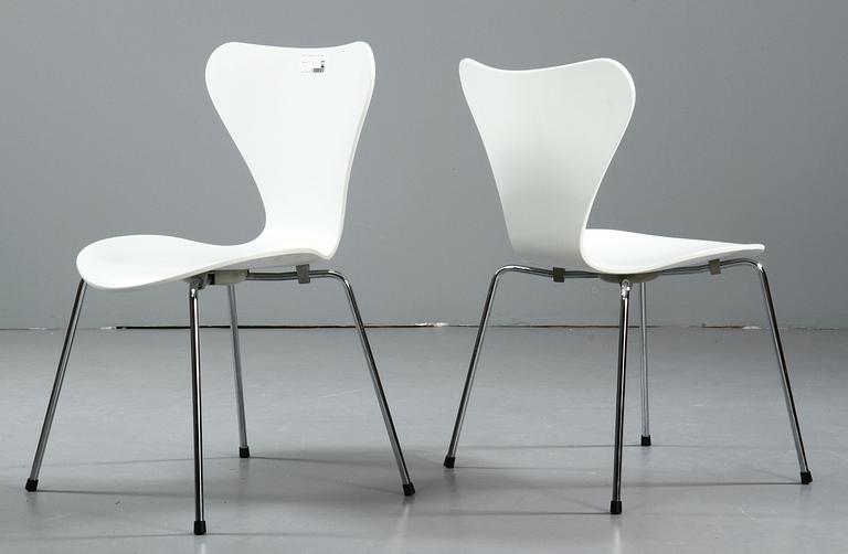 STOLAR, 2 st, "7:an", Arne Jacobsen för Fritz Hansen, 1900-talets andra hälft.