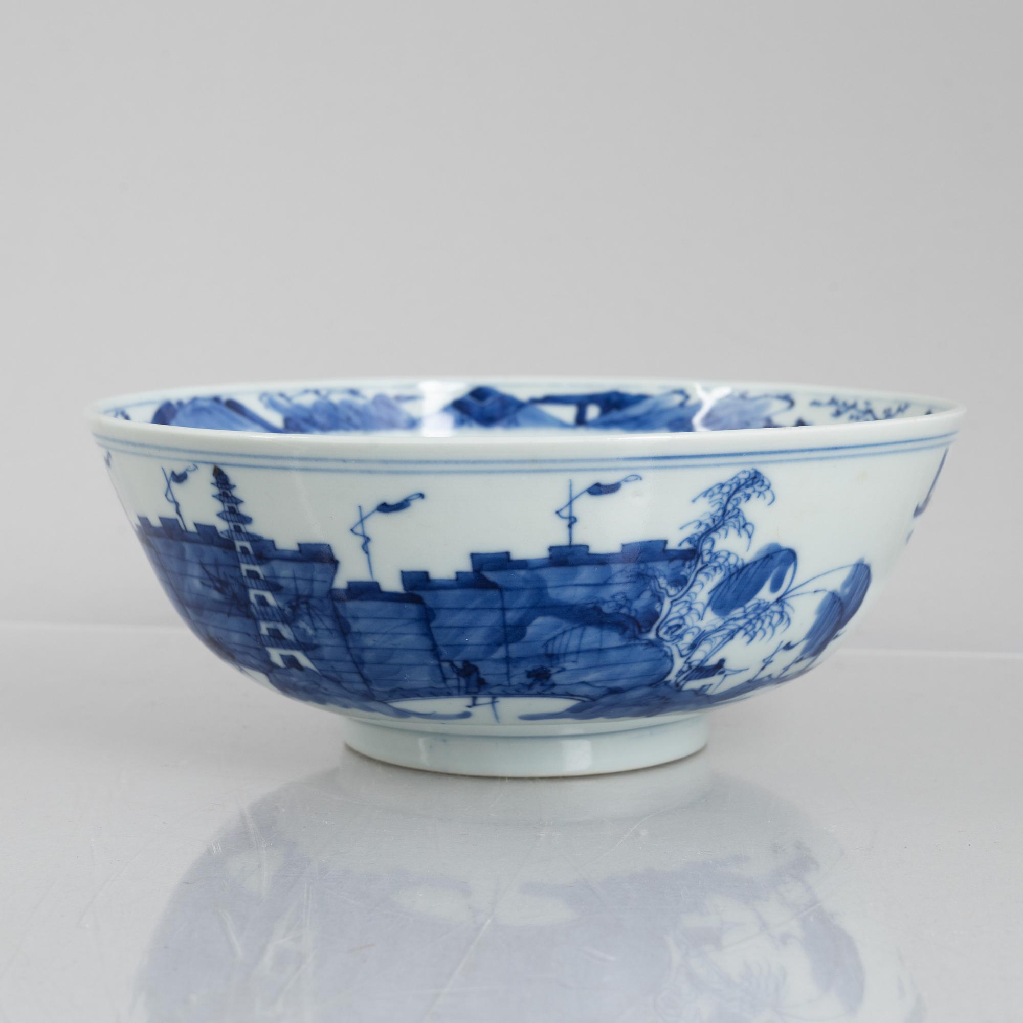 A blue and white porcelain bowl, China, Qing dynasty, 19th century.
