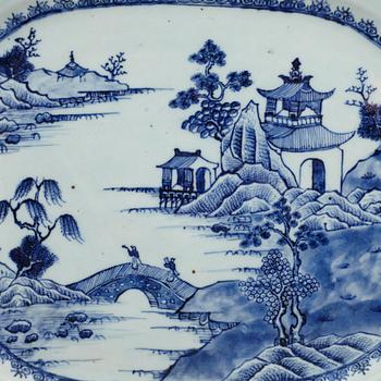 A large blue and white serving dish, Qing dynasty, Qianlong (1736-95).