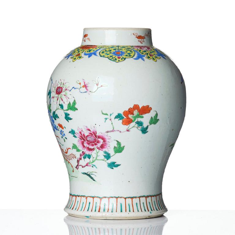 Urna, porslin. Qingdynastin, 1700-tal.