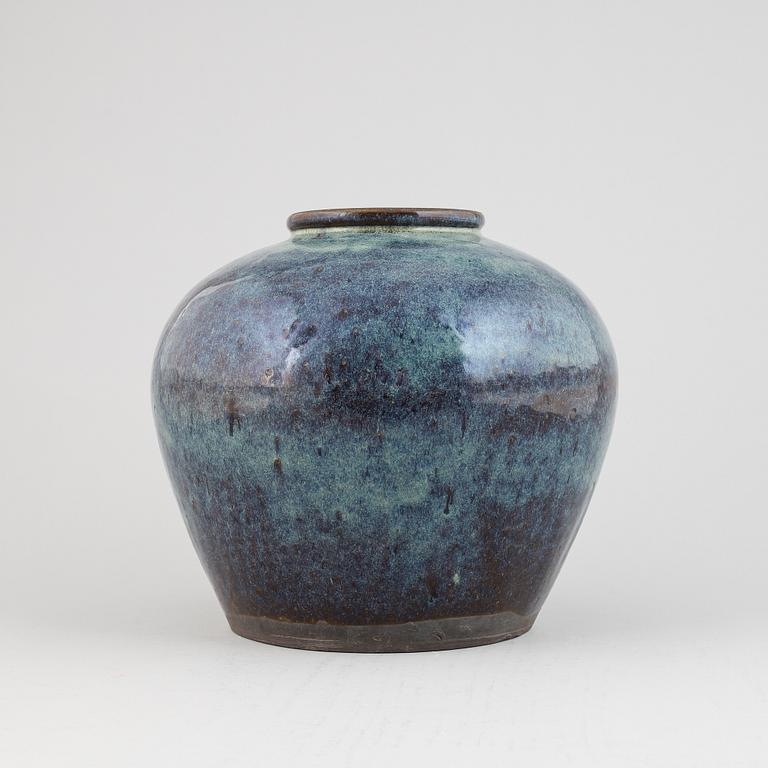 A Chinese ceramic jar, 19th century.