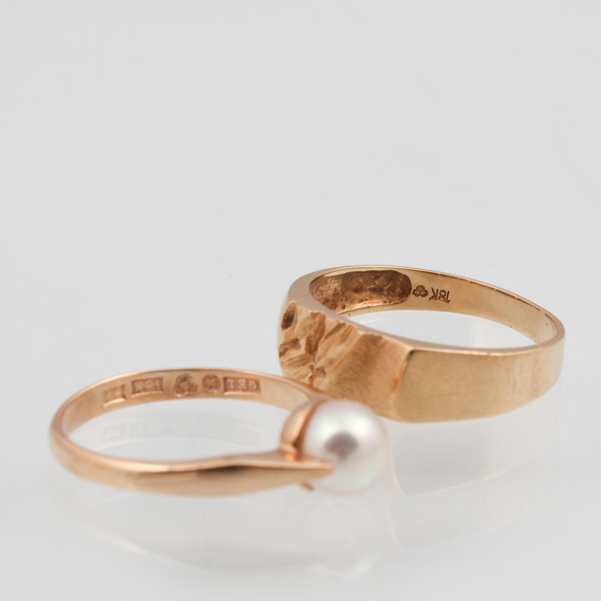 RINGAR, 2 st, 18K guld med odlad pärla, kattfotstämplade. Total vikt 6,2 gram.
