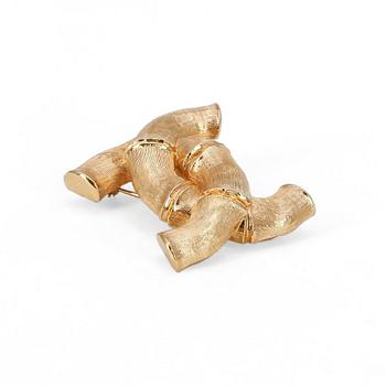 638. CHANEL, a gold colored brooch.