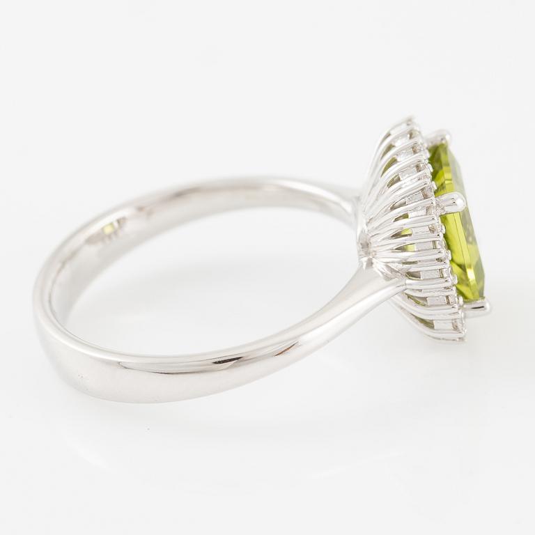 Ring 18K white gold with peridot and brilliant-cut diamonds.