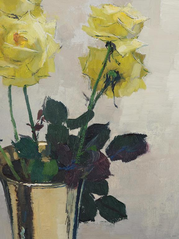 Olle Hjortzberg, Yellow roses in a silver vase.