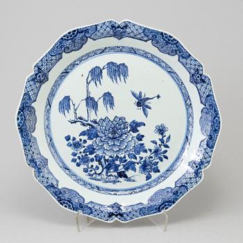 A Chinese blue and white export porcelain dish, Qing dynasty, Qianlong (1736-95).