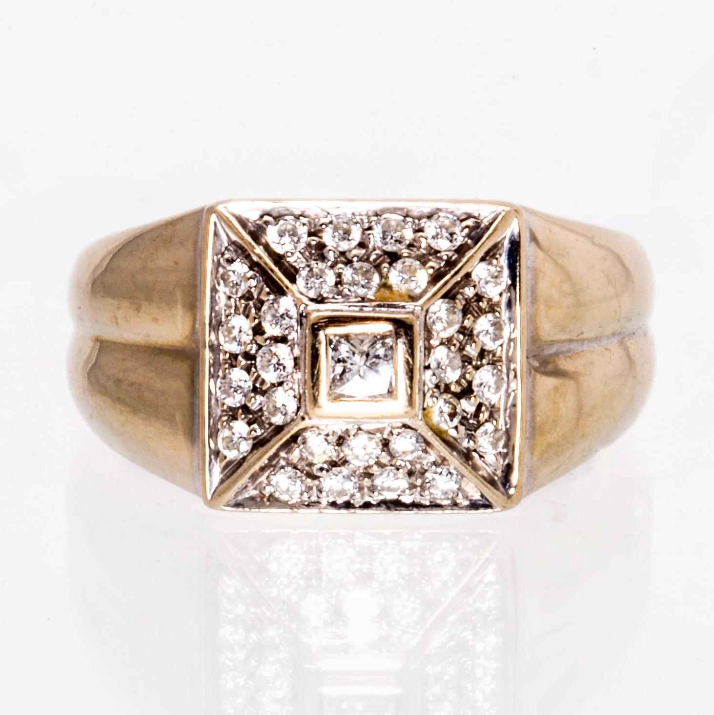 Ring 18K vitguld med 1 princesslipad diamant och briljanter ca 0,40 ct totalt, bredaste del ca 10 mm.