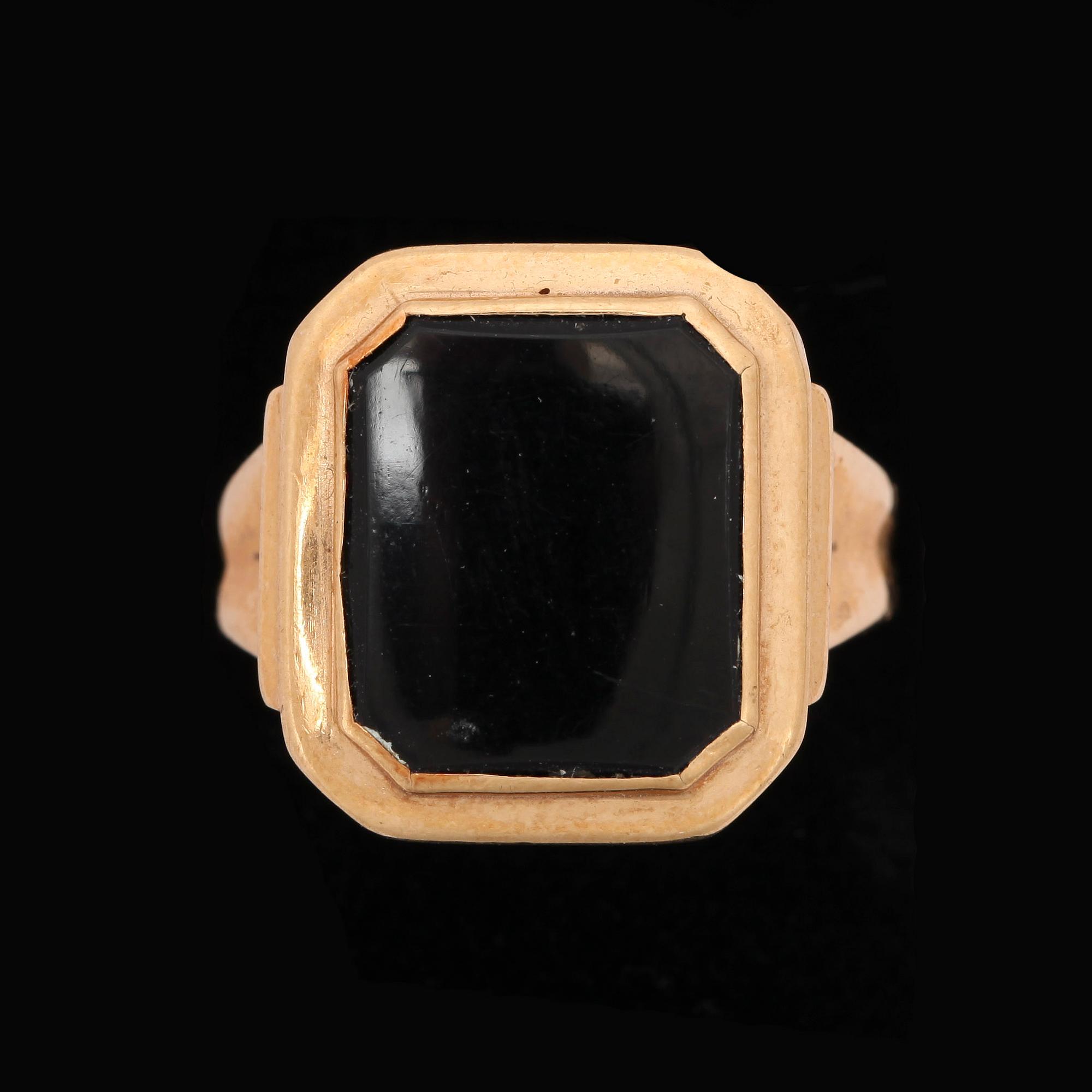 RING, 18k guld, Trege guldsmedsaktiebolaget, Göteborg 1962. Vikt ca 8,2 gram.
