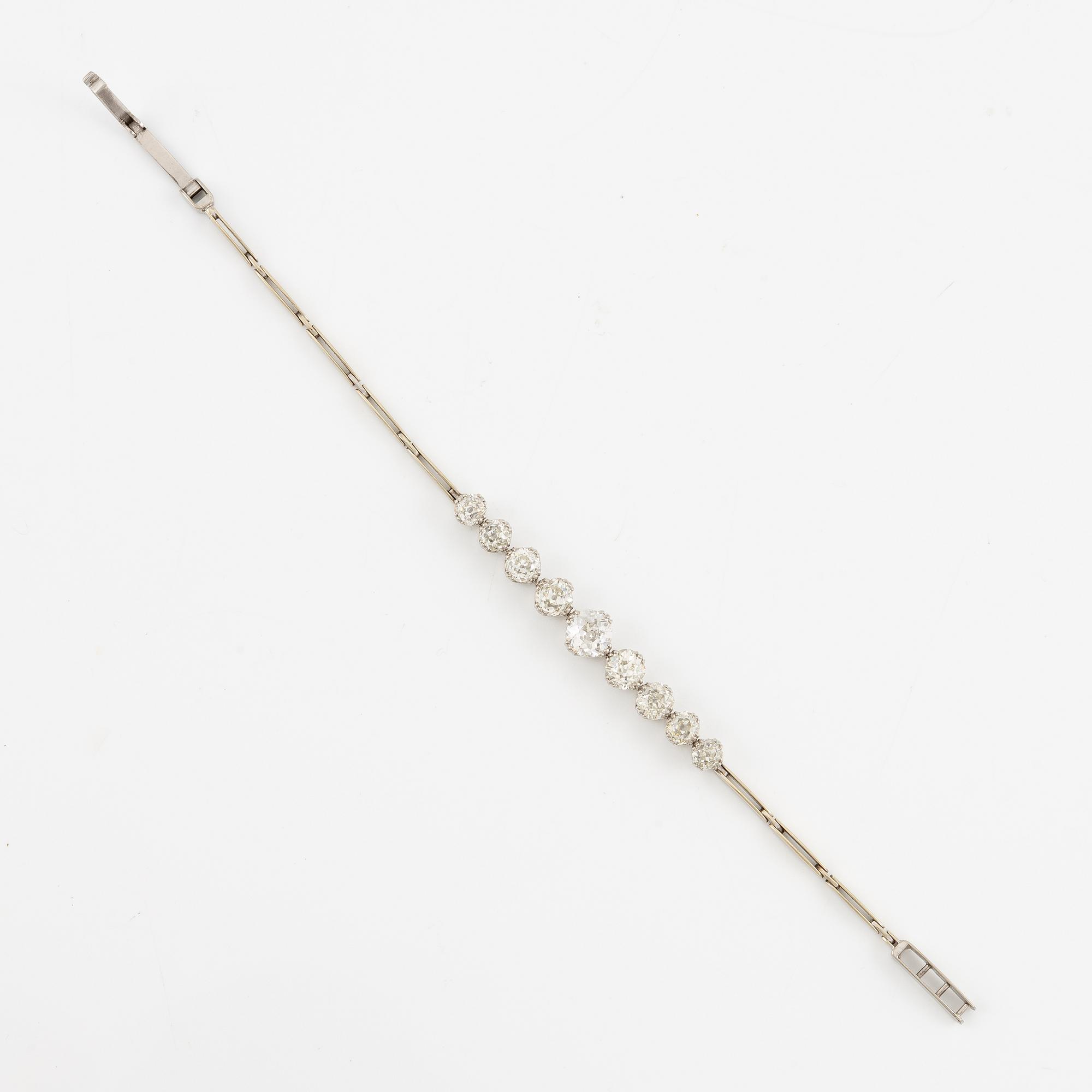 Armband, 18K vitguld och nio gammalslipade diamanter.