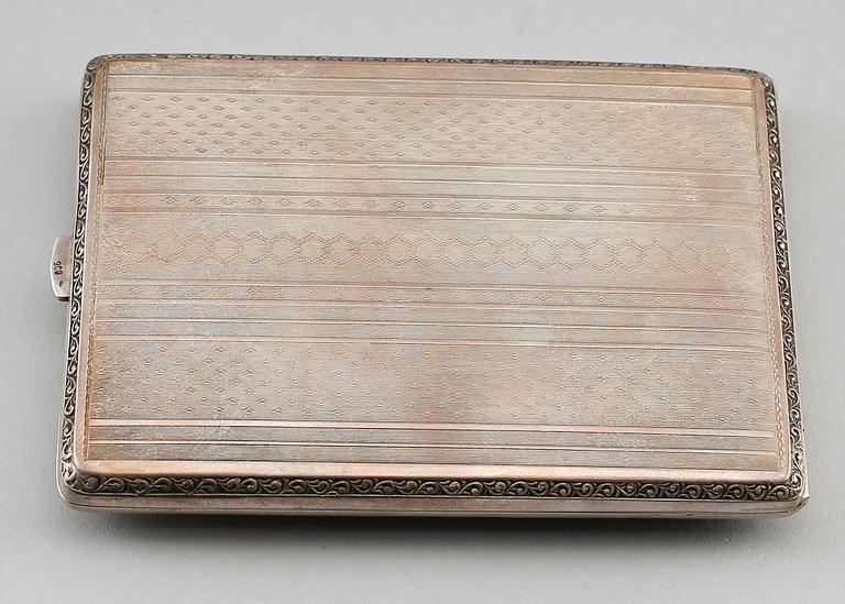 CIGARETTETUI, silver, rosenslipade diamanter. Vikt ca 162 g.