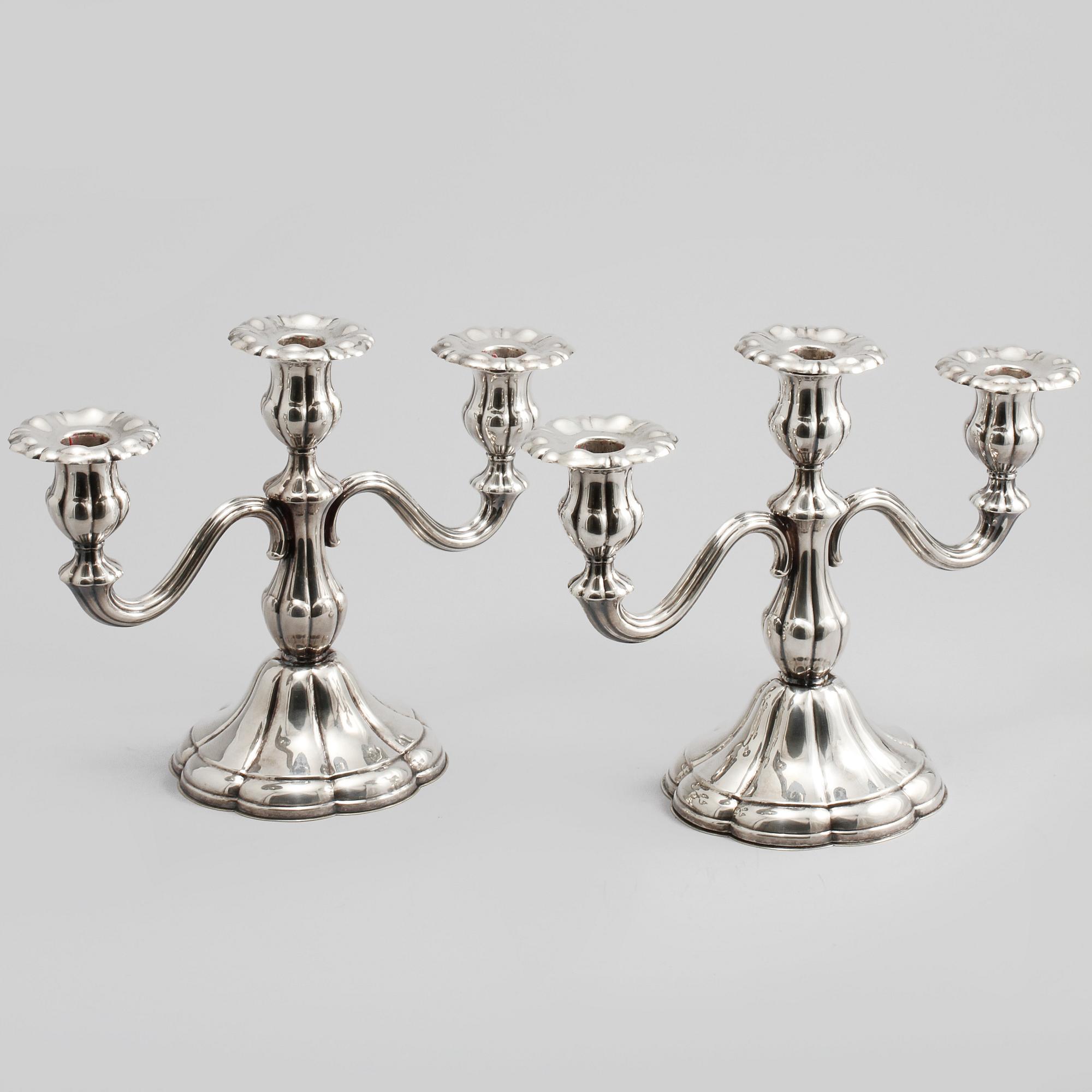 KANDELABRAR, ett par, silver, rokokostil, svenska importstämplar, 1900-talets mitt, total vikt 1164 gram.