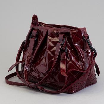 A darkred lacquer leather handbag by Burberry Prorsum.