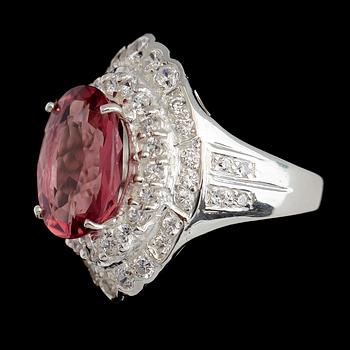 Ring, vitguldspläterat sterlingsilver, rosa morganit ca 6.10 ct, vita safirer tot ca 1.74 ct.