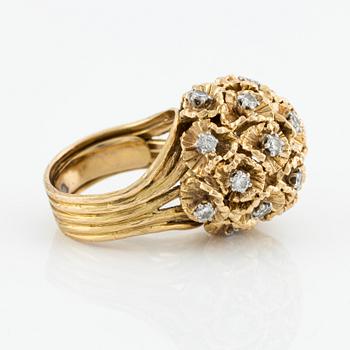 A ring in 18K gold with round brilliant-cut diamonds designed by Barbro Littmarck, W.A. Bolin Stockholm 1971.