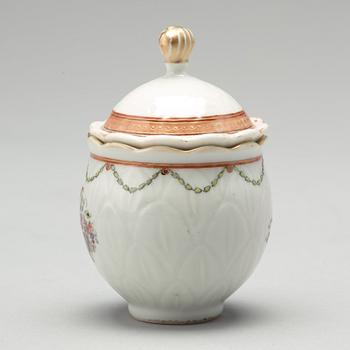 A part dinner service, Qing dynasty, Qianlong (1736-1820). (19 pieces).