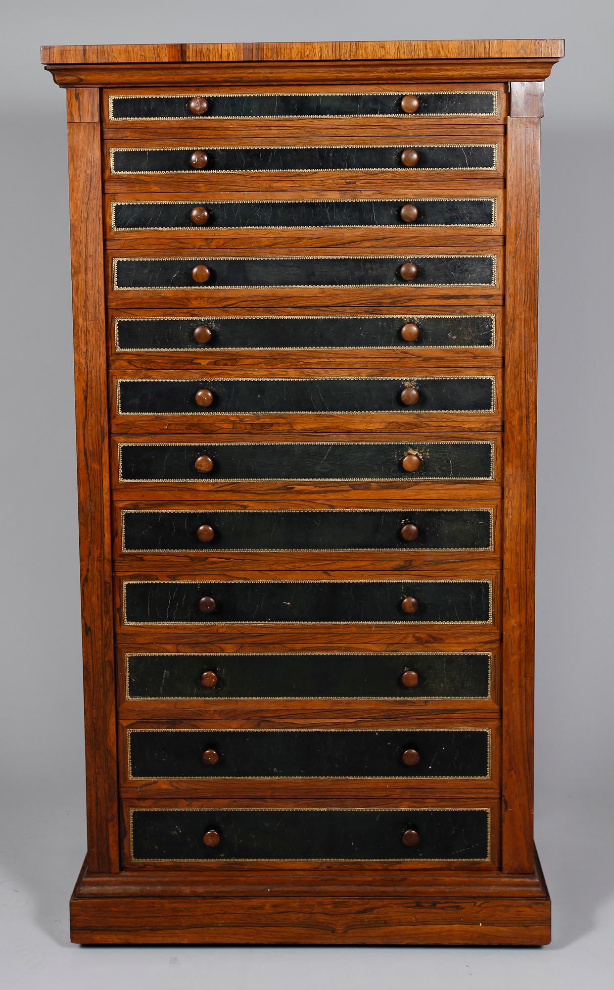 BYRÅ, s k Wellington chest, England, sent 1800-tal.