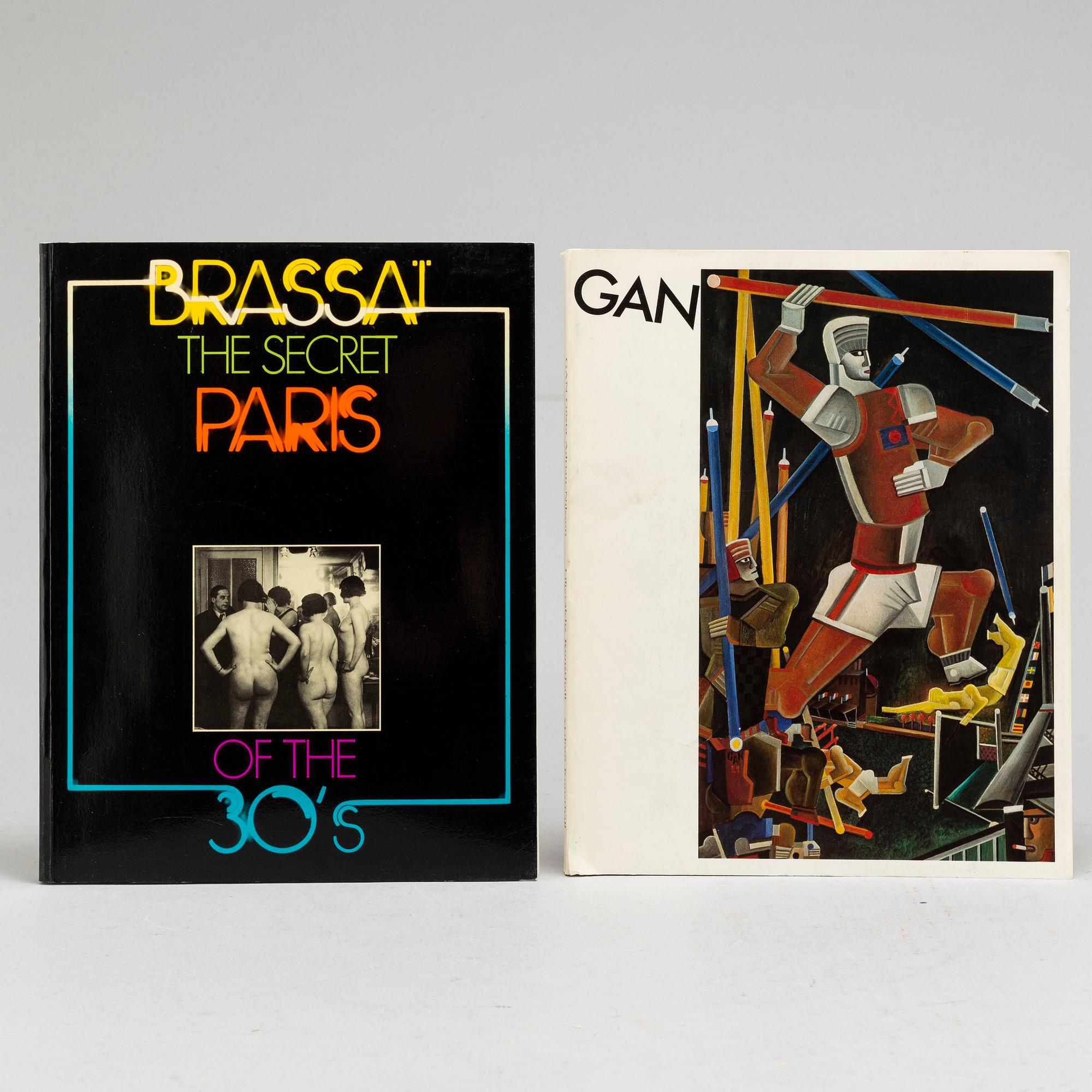 A collection of sixteen art books.