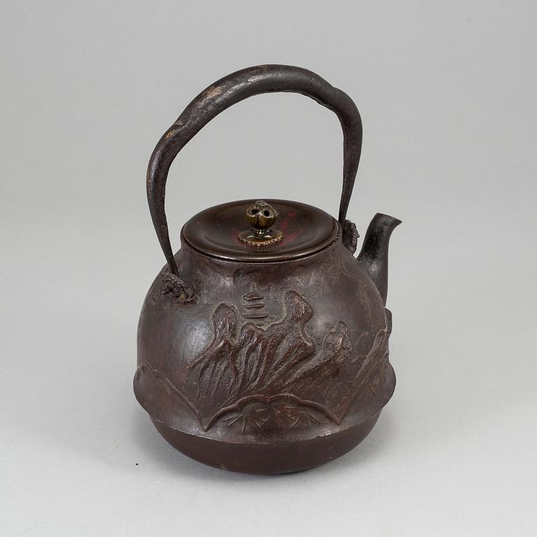 TEKANNA med LOCK, järn och brons. Japan, signerad.