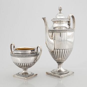 Kaffekanna samt sockerskål, silver, empirestil, GAB, Stockholm 1898-99.