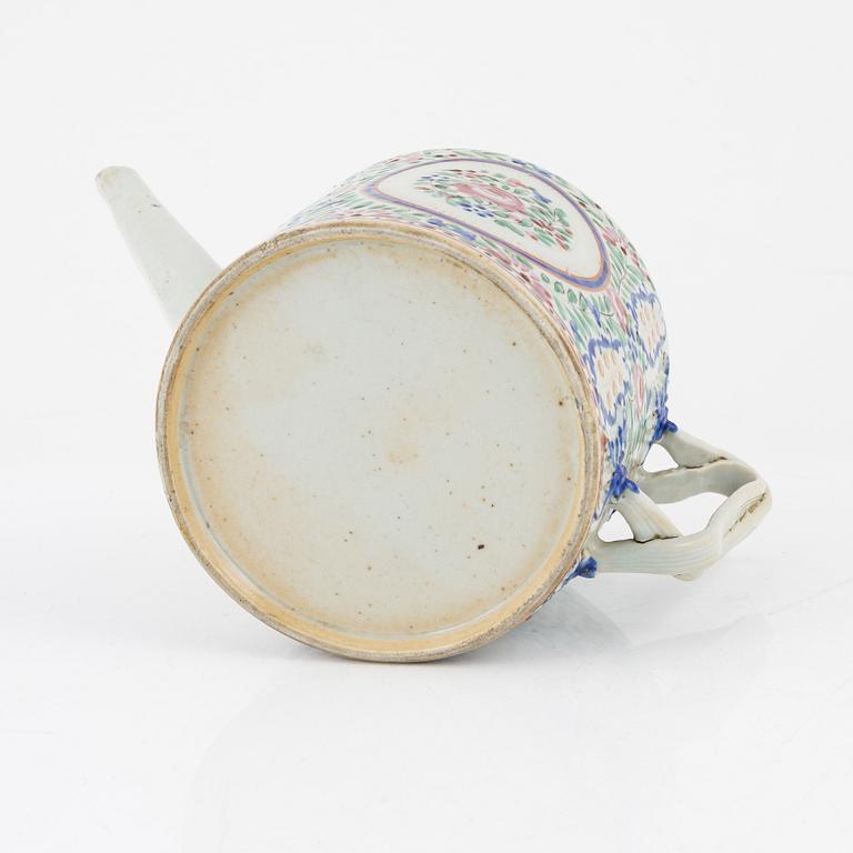 A famille rose tea pot without cover, Qing dynasty, early 19th Century.