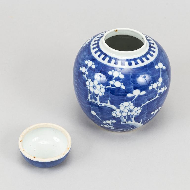 A set of a Chinese blue and white vase, two jars with cover and a lamp, 20th Century and modern manufactory.