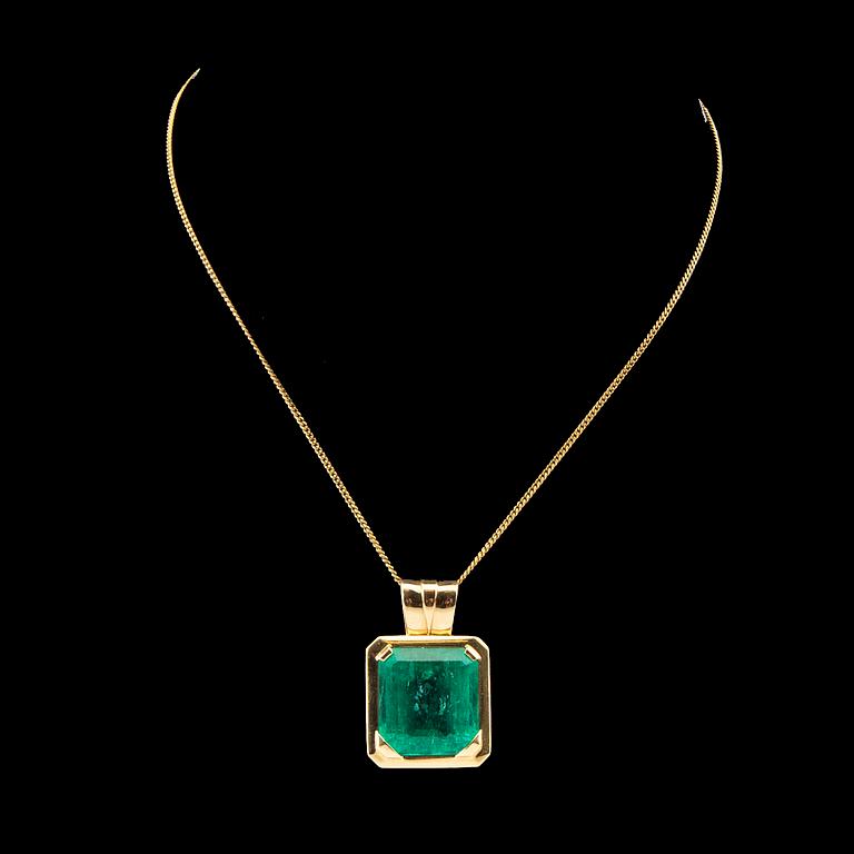 An 18K gold pendant set with an emerald-cut emerald, Schrittesser Gold & Silversmith Gothenburg.