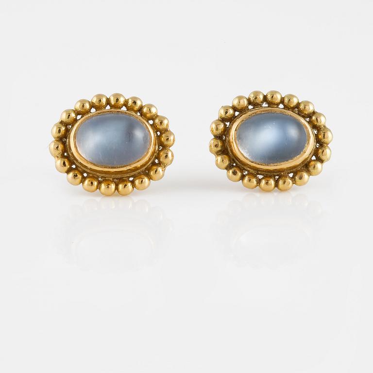 ÖRHÄNGEN, 18K guld med cabochonslipade månstenar. Vikt 3,0 gram.