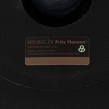 Arne Jacobsen, fåtölj med fotpall, "Ägget", Fritz Hansen, Danmark, 2016.