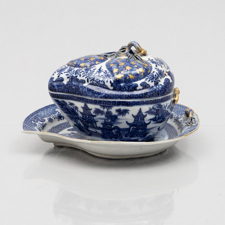 A small blue and white export porcelain tureen/bowl with cover and stand, Qingdynasty, end of the 18th century.