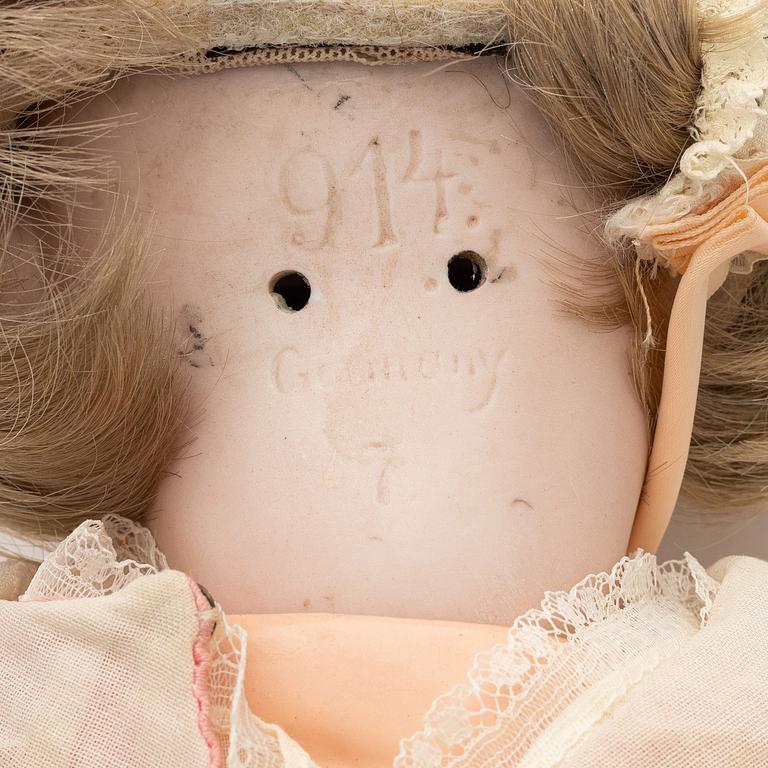 Girl doll, marked 1914, Shoenau & Hoffmeister or Mengersgereuth, Germany, circa 1920s.