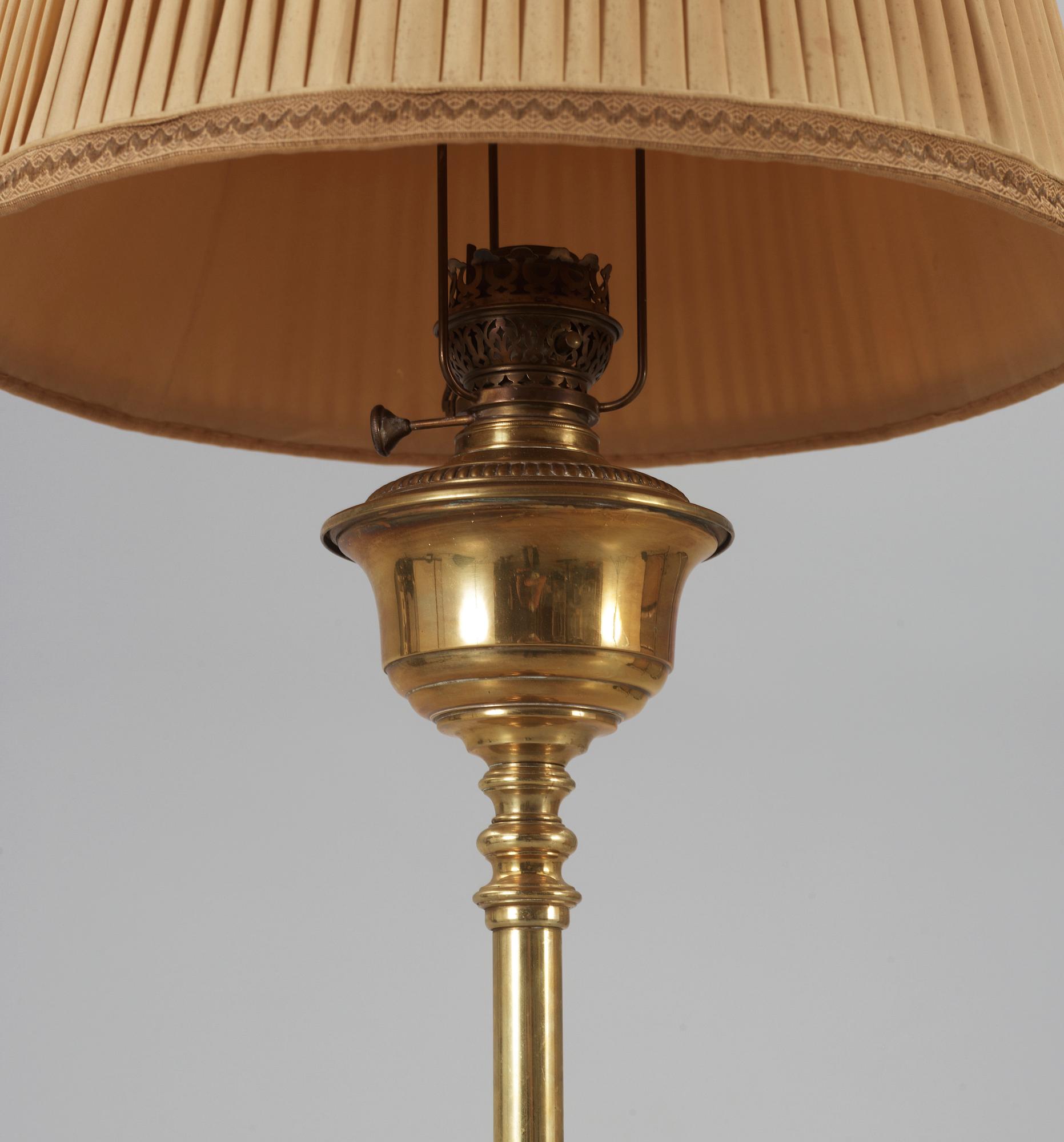 GOLVFOTOGENLAMPA, mässing, 1900-talets början.