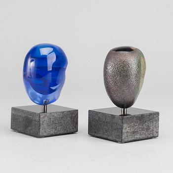 BERTIL VALLIEN, 2 pcs of glas sculpture, signed, and numbered.