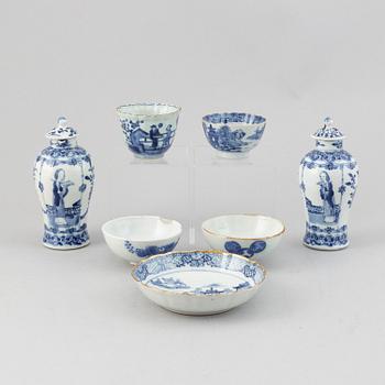 A group of blue and white chinese and japanese porcelain, 18th/19th Century. (7 pieces).