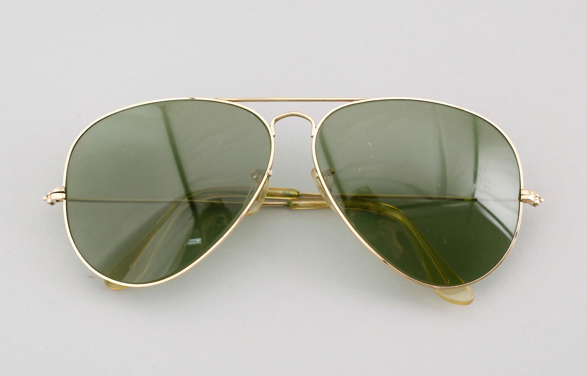 SOLGLASÖGON, 1 par, Ray Ban.