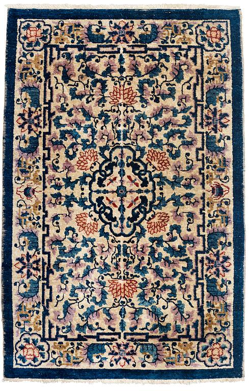 A RUG, an antique Chinese/Khotan, ca 164,5 x 105,5 cm.